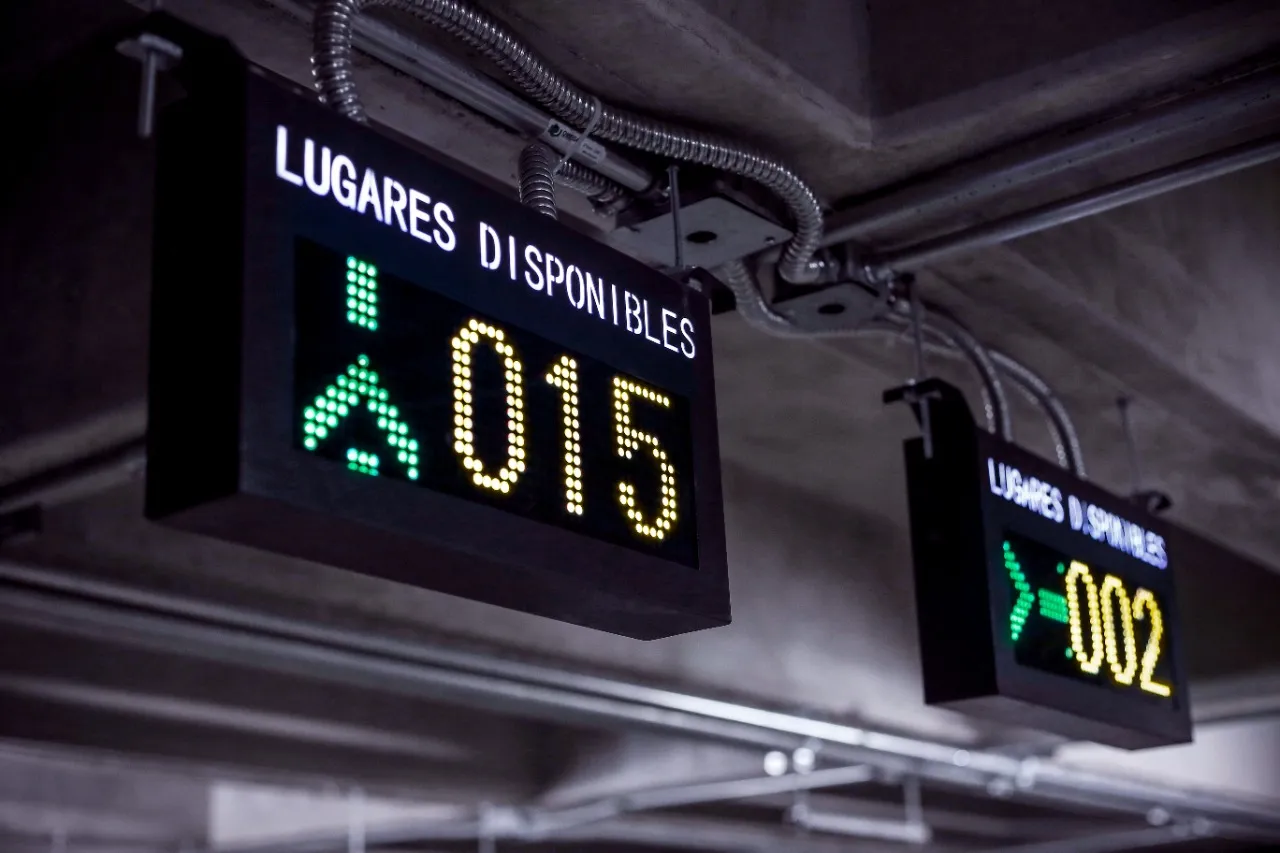 Pantallas LED de lugares disponibles en un estacionamiento